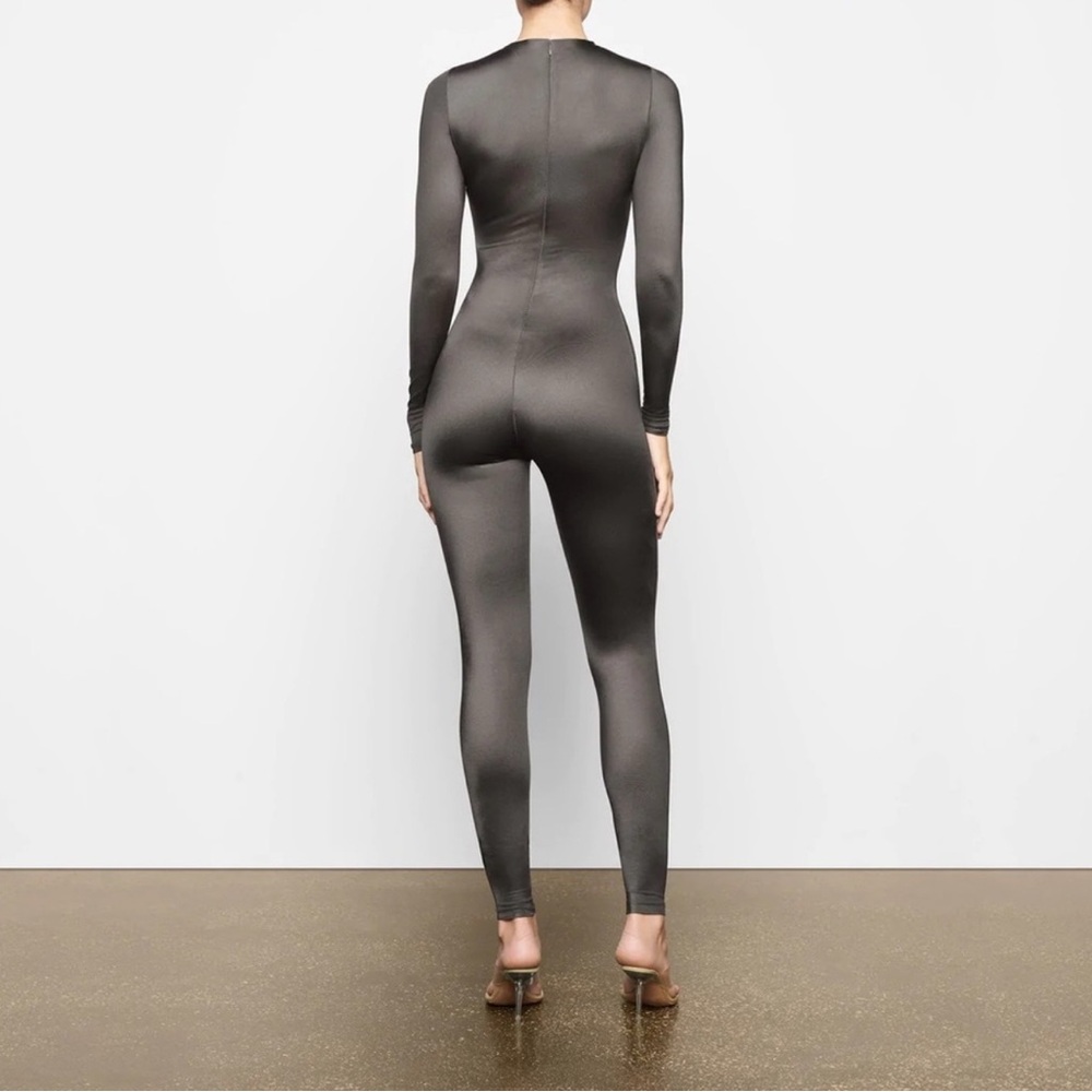 SKIMS ALL-IN-ONE SHINE CREW NECK LONG SLEEVE ONESIE IN GUNMETAL - Picture 4 of 9